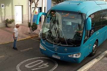 Un coche mal aparcado causa un caos circulatorio en Los Llanos al impedir el paso de una guagua/TA.
